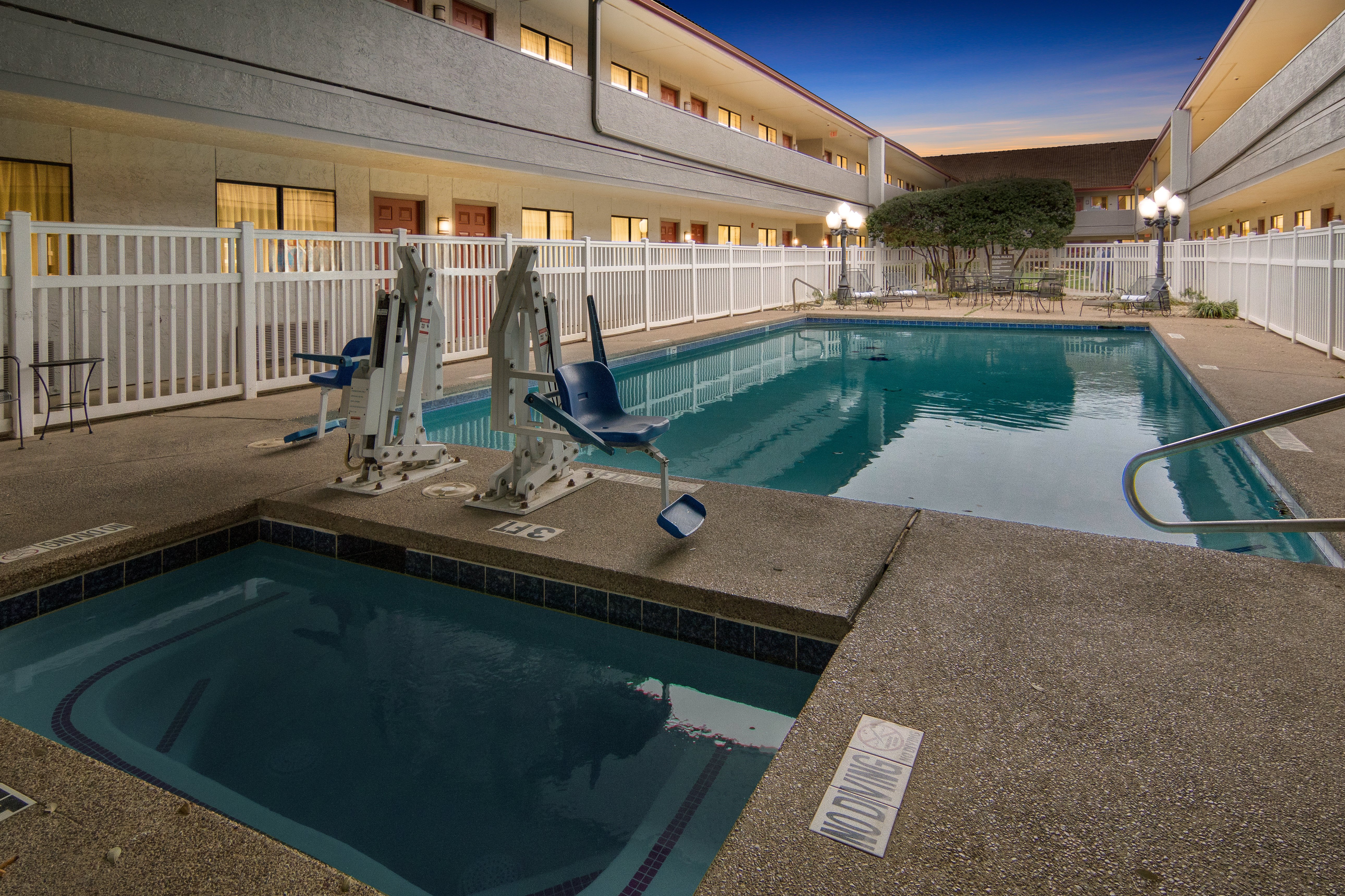 Red Roof Inn & Suites Irving - DFW Airport South 23/45