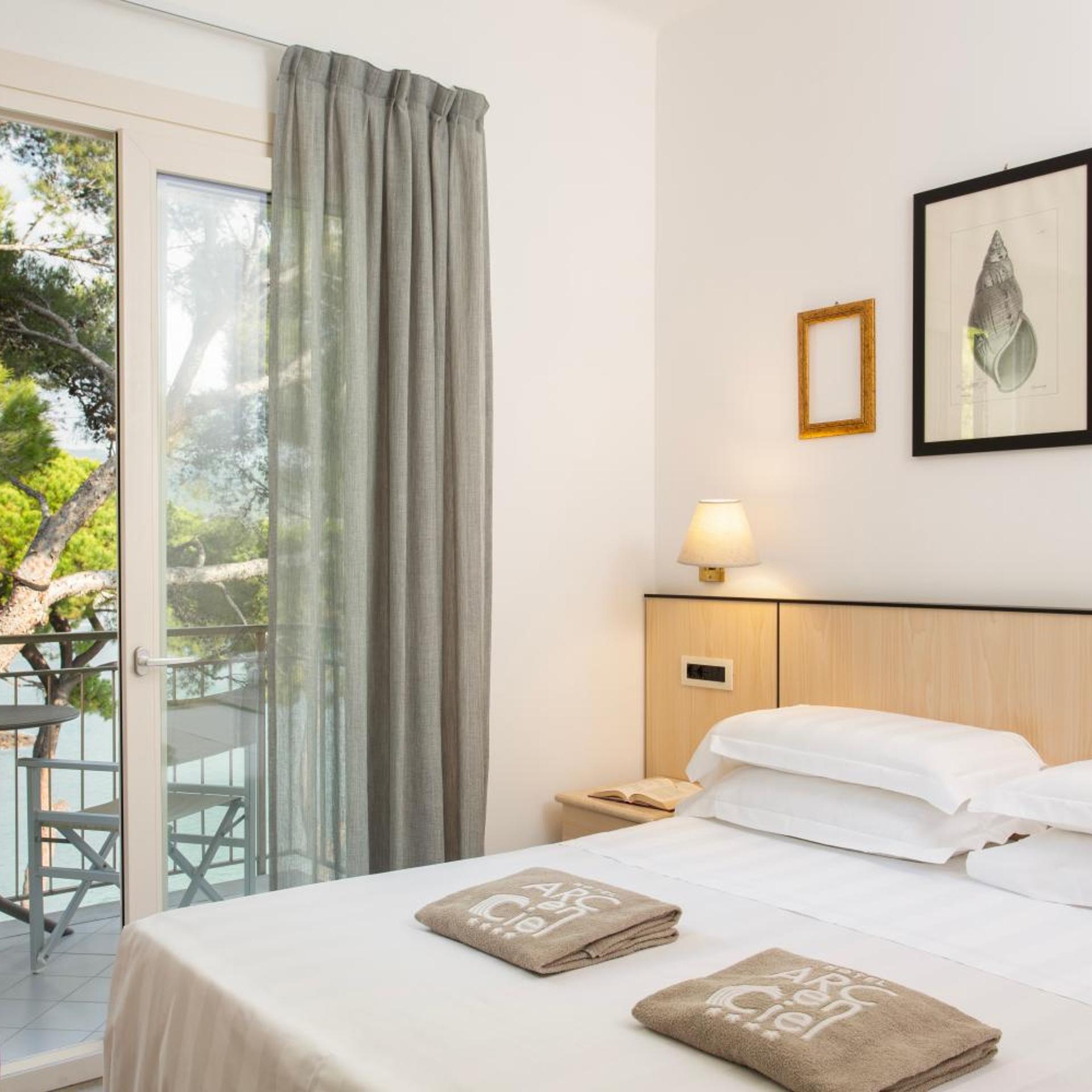 Room, Double Bed, Lateral Side Sea View