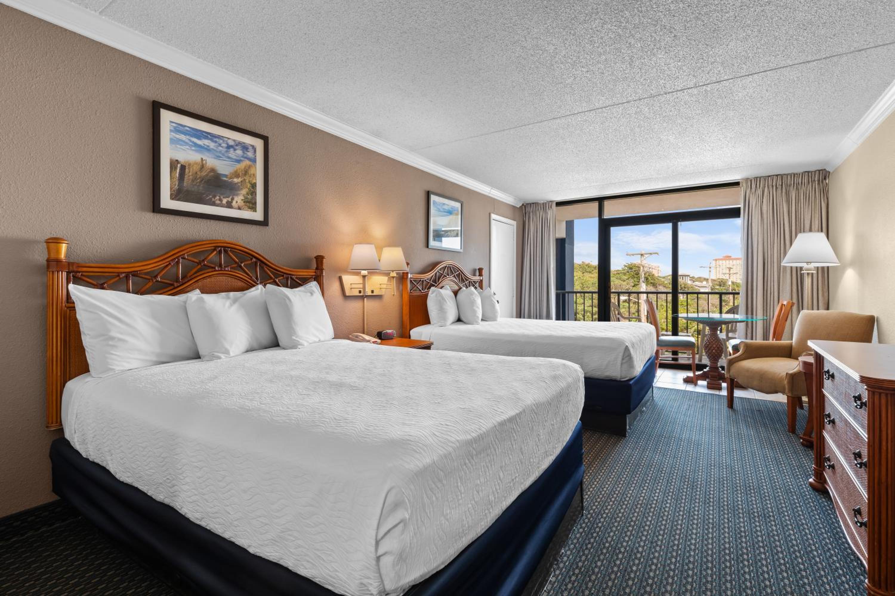 Room, 2 Queen Beds, Lateral Side Ocean View, Kitchen