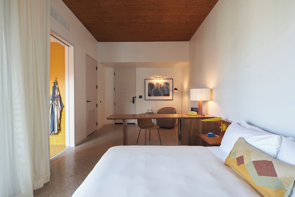 UPPER, KING BED, ACCESSIBLE