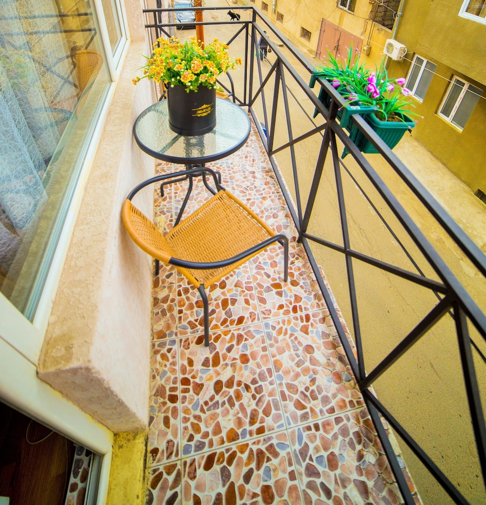 Qeroli Hotel 6/50
