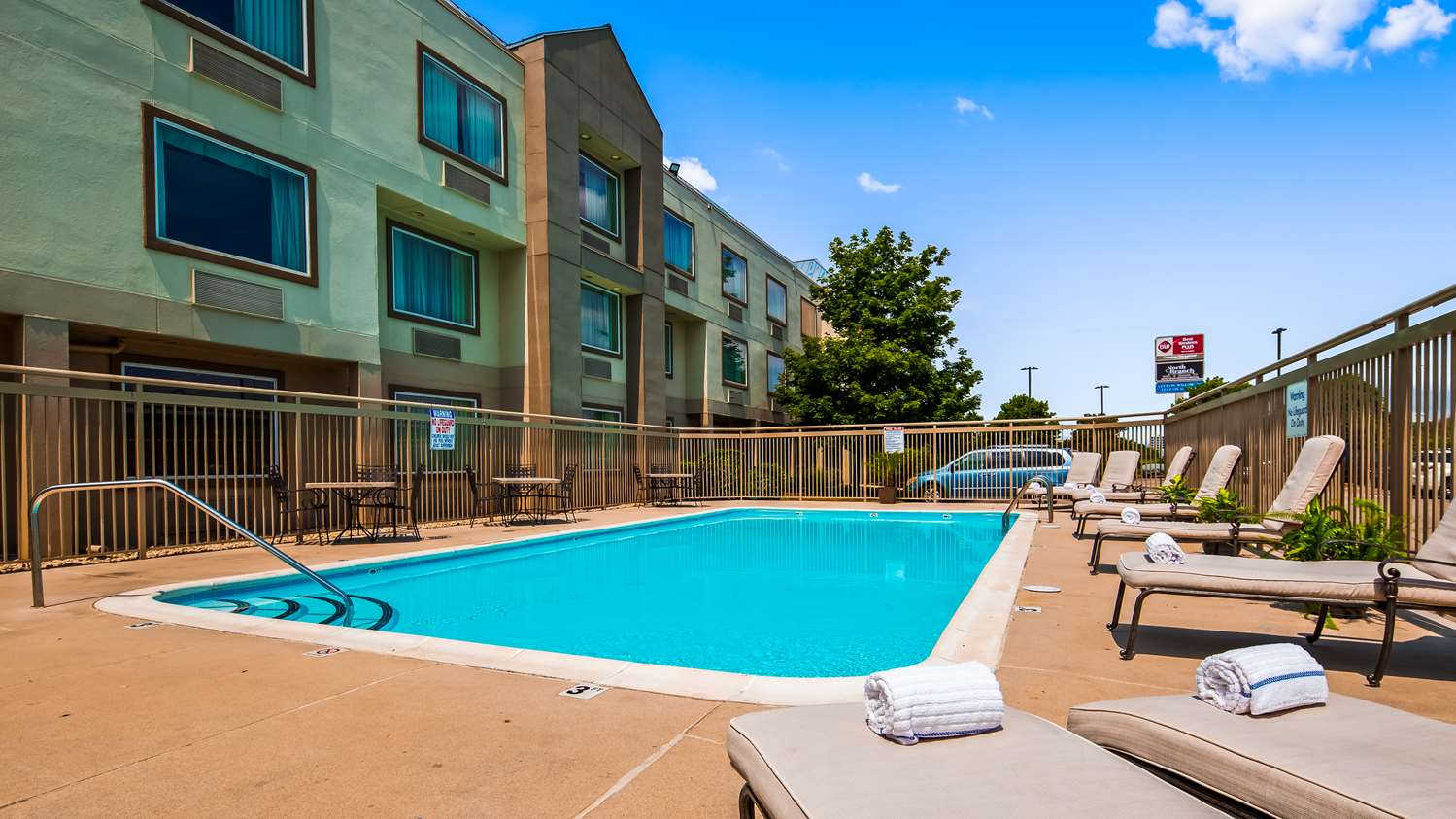 Best Western Glenview -Chicagoland Inn and Suites 41/44