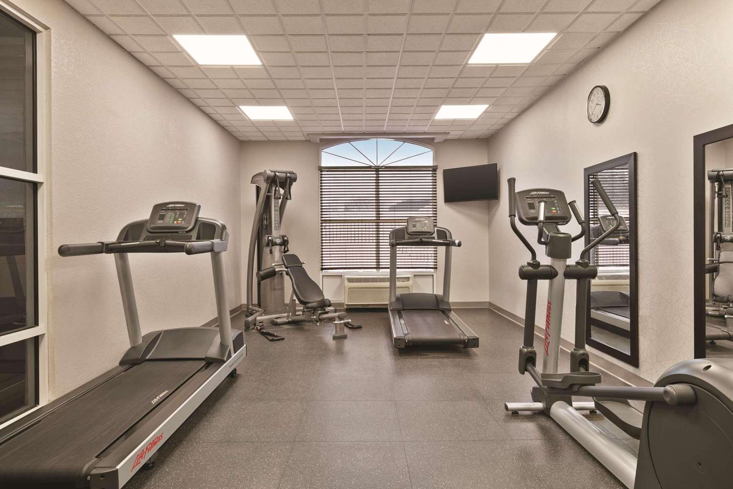 Country Inn and Suites by Radisson, Petersburg, VA 14/34