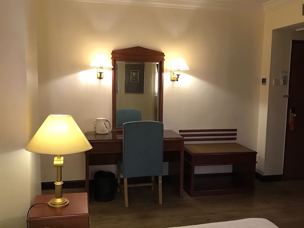 The Executive Hotel 12/25
