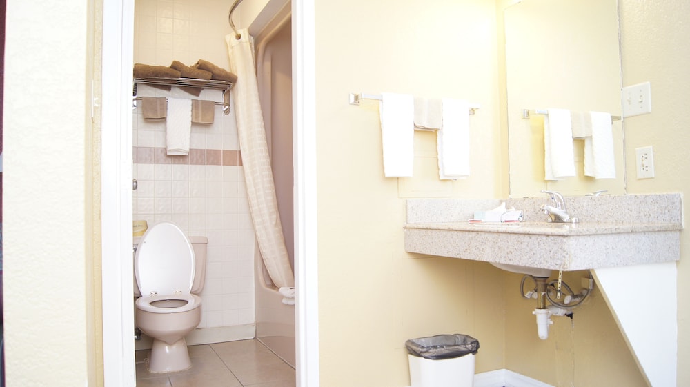 Holiday Lodge And Suites 20/46