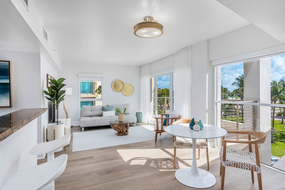 Bentley Hotel South Beach 70/84