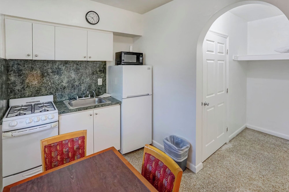 Richard s Pet Friendly Motel 7/41