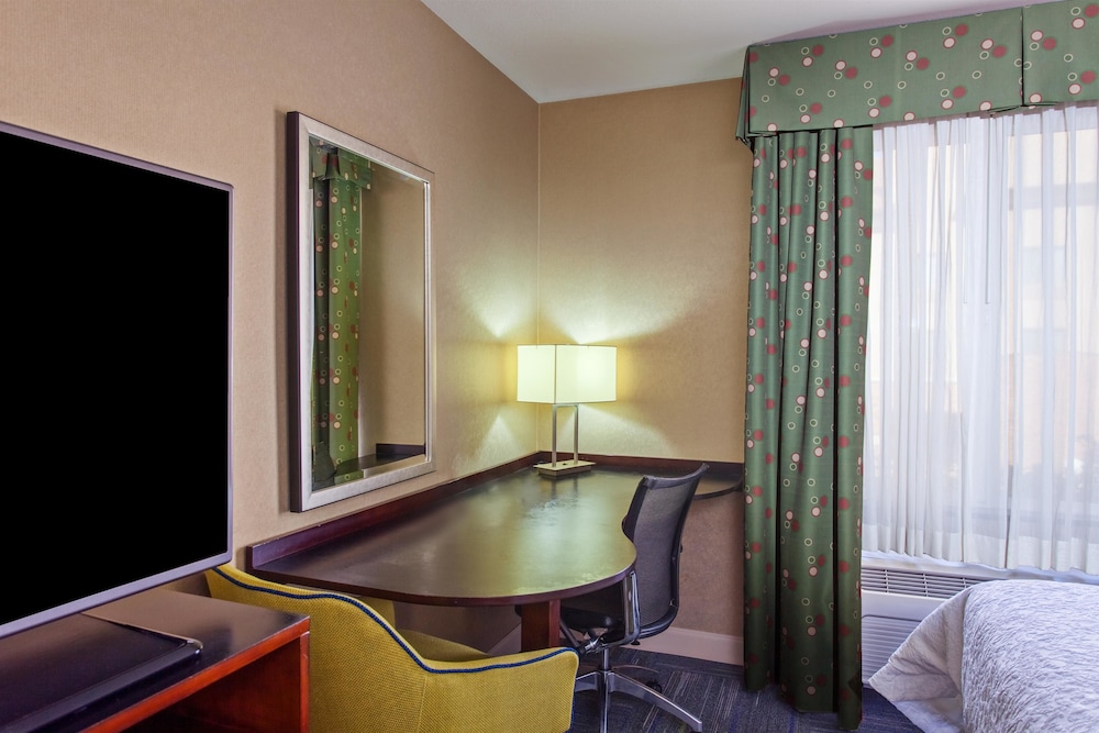 Hampton Inn Suites Merced 25/28