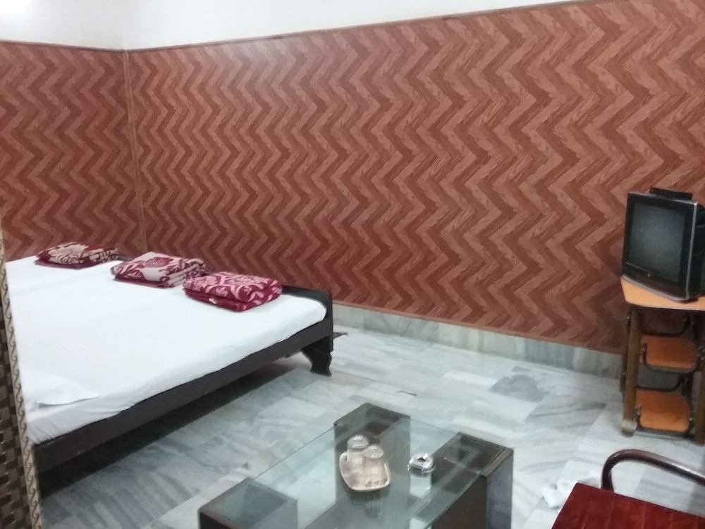Teerth Guest House 3/64