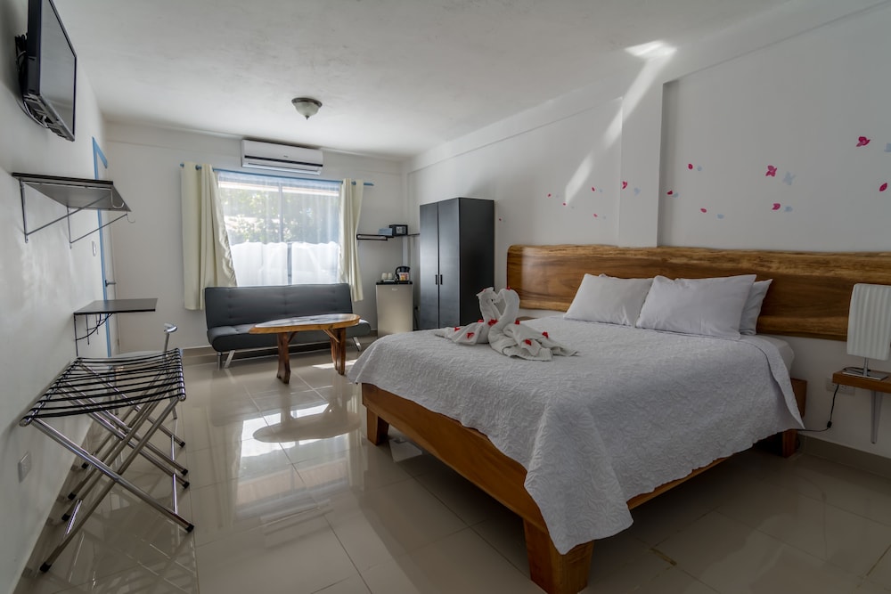 DELUXE, QUEEN BED, SOFA