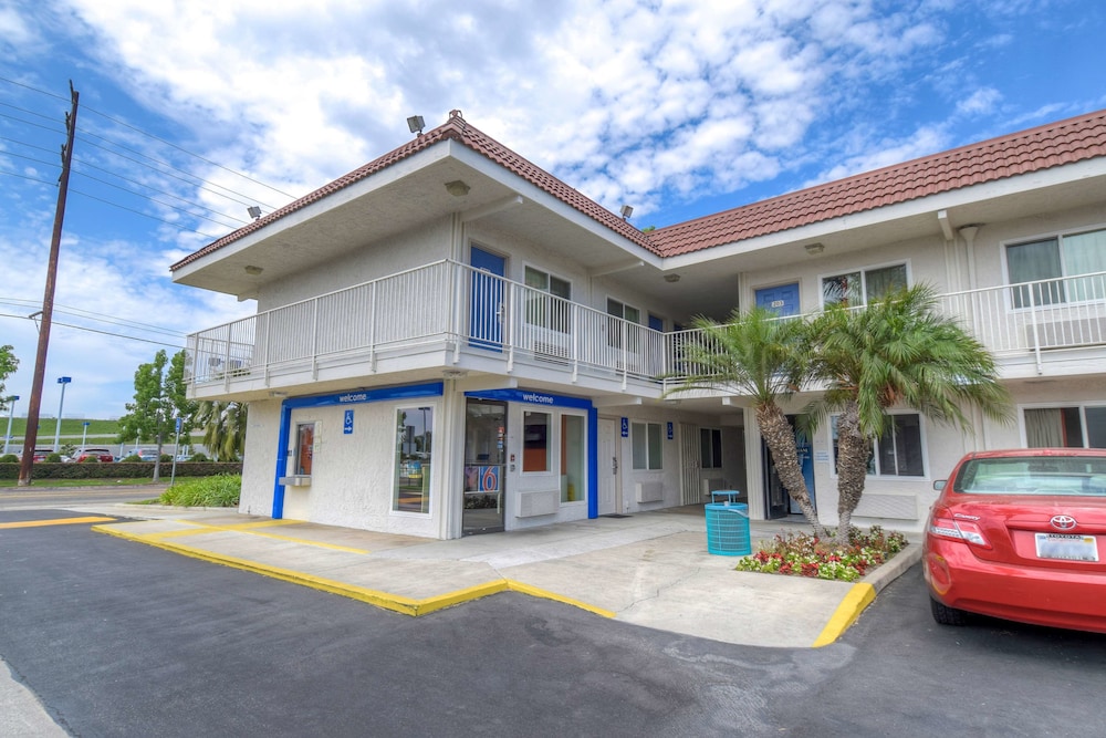 Motel6 Costa Mesa, CA 6/55