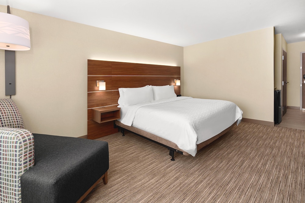 Standard, King Bed, Accessible, Holiday Inn Express Hotel & Suites Corning 2/5