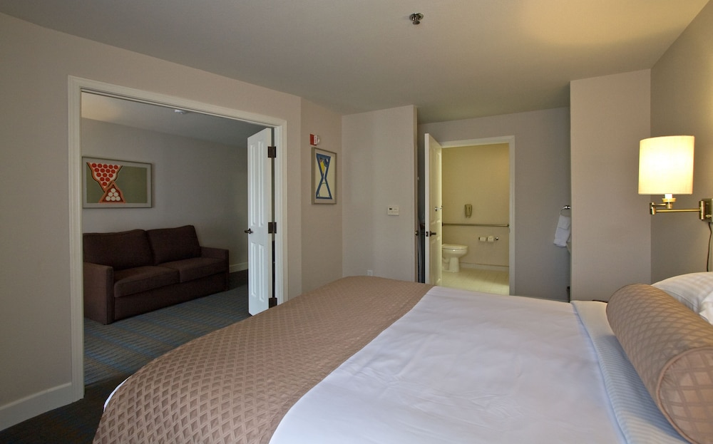 Ashland Hills Hotel Suites 13/51
