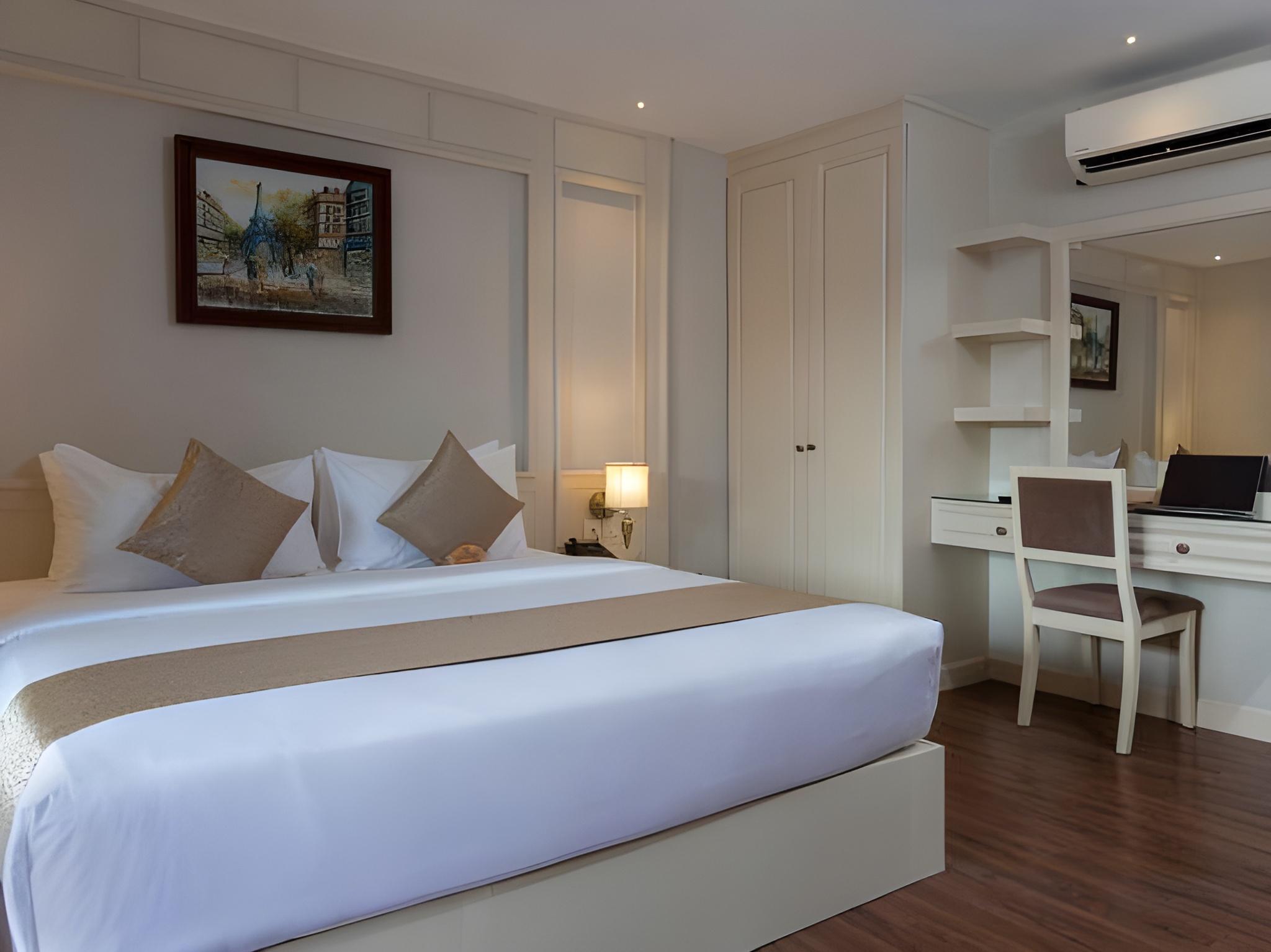 Landmark, King Bed, Queen Bed