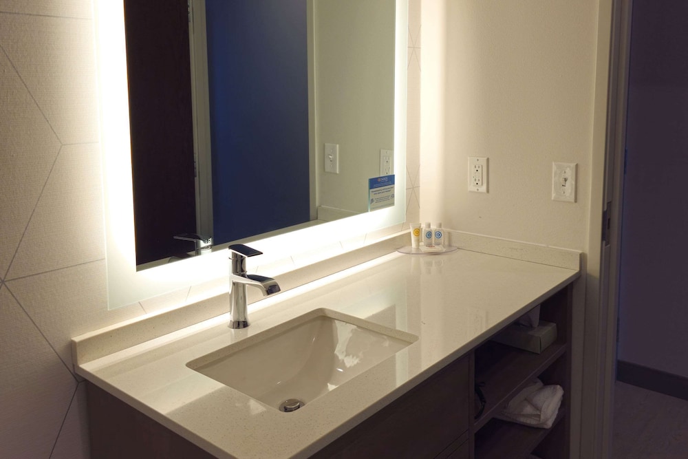 غرفة قياسية بسرير كينج، Comfort Inn & Suites at Sanford Sports Complex 6/8