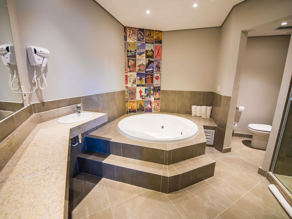 غرفة عائلية بسرير كوين وسريرين منفصلين، Ibis Styles Sorocaba Santa Rosalia 7/8