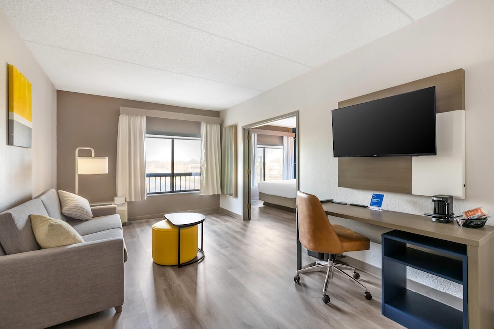 Comfort Inn and Suites Arlington Heights Wilke Rd 44/69