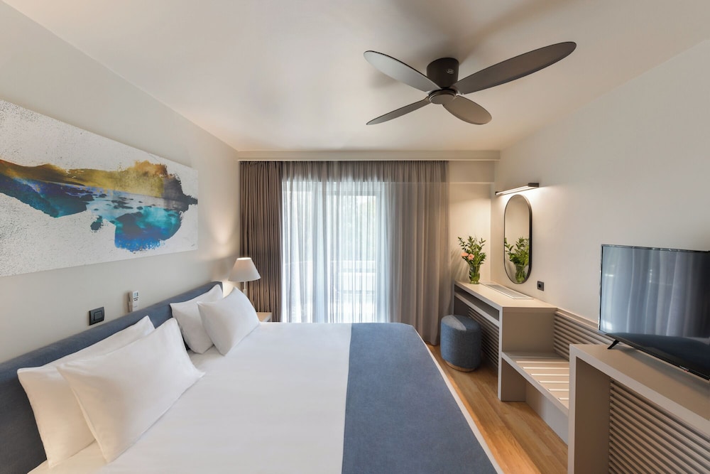 FAMILY SUITE, KING BED, 2 SOFA