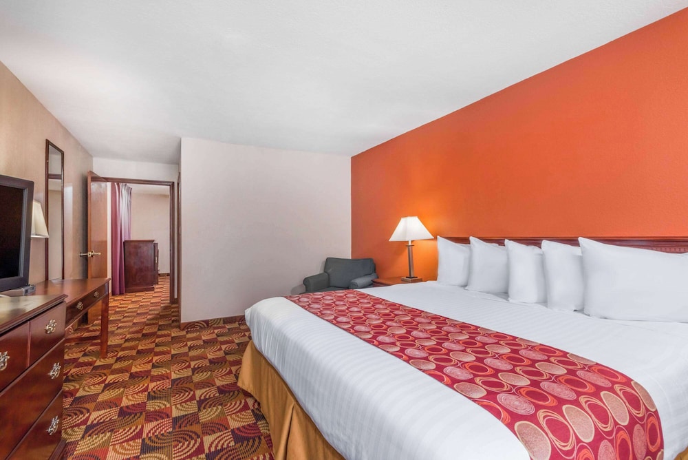 Deluxe, Suite, King Bed, Executive Level
