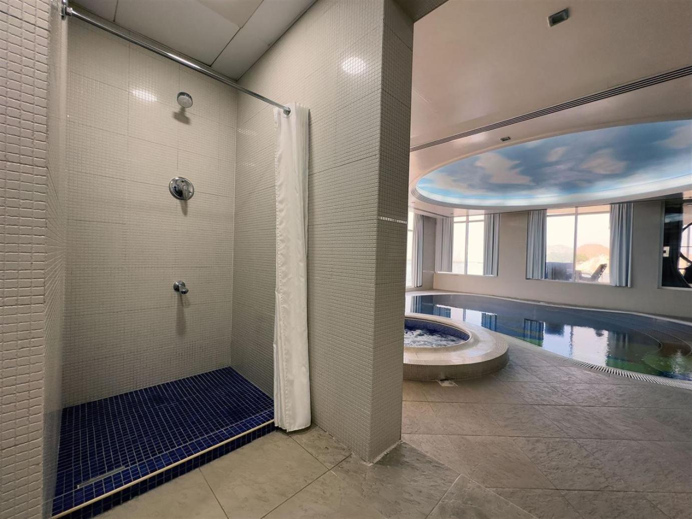 Royal Beach Hotel & Resort 24/50