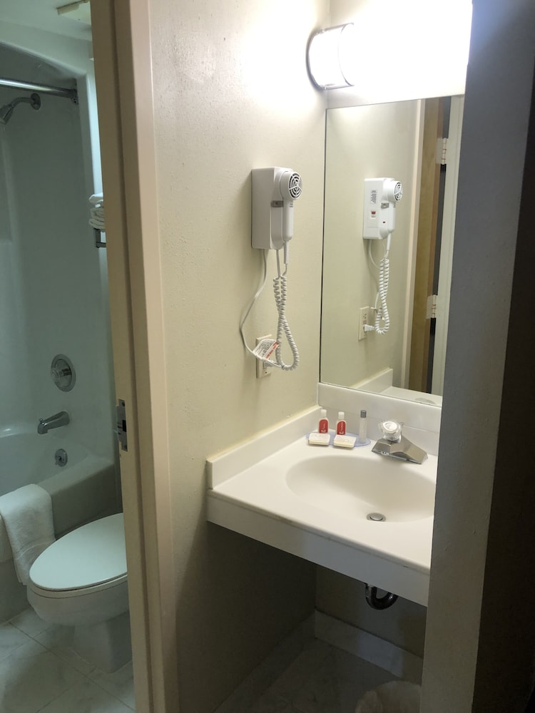 Econo Lodge Metro 10/36
