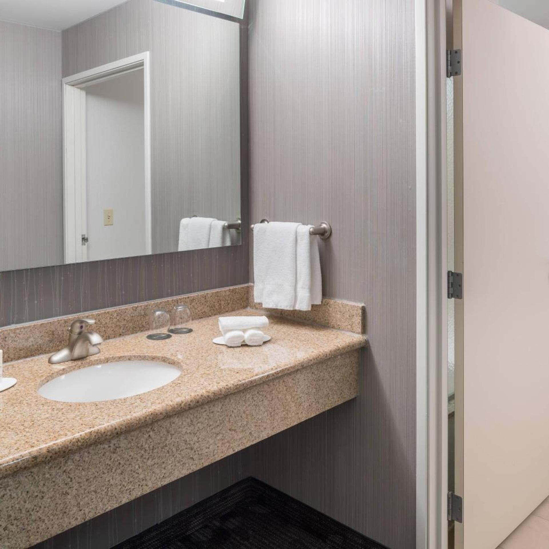 غرفة بسرير كوين بشرفة، Courtyard by Marriott West Orange 3/3