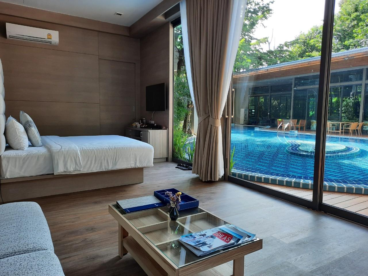 Deluxe, Pool Access