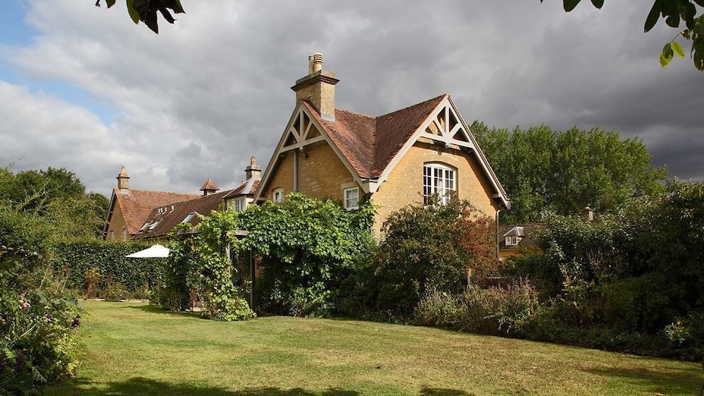 Epsom Cottage 20/24