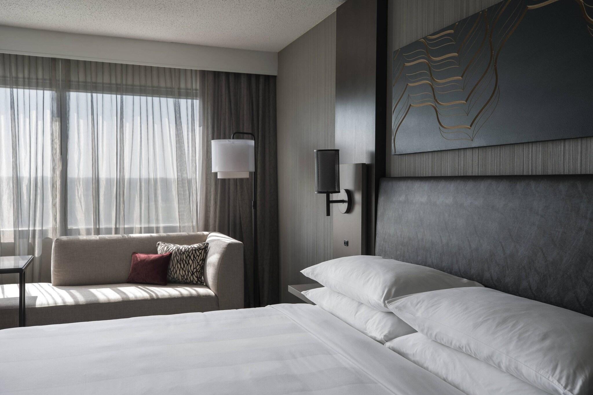 Club, King Bed