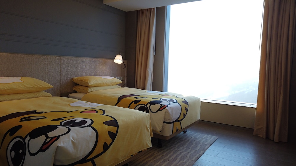 Horizon, Deluxe, Twin Beds, River View