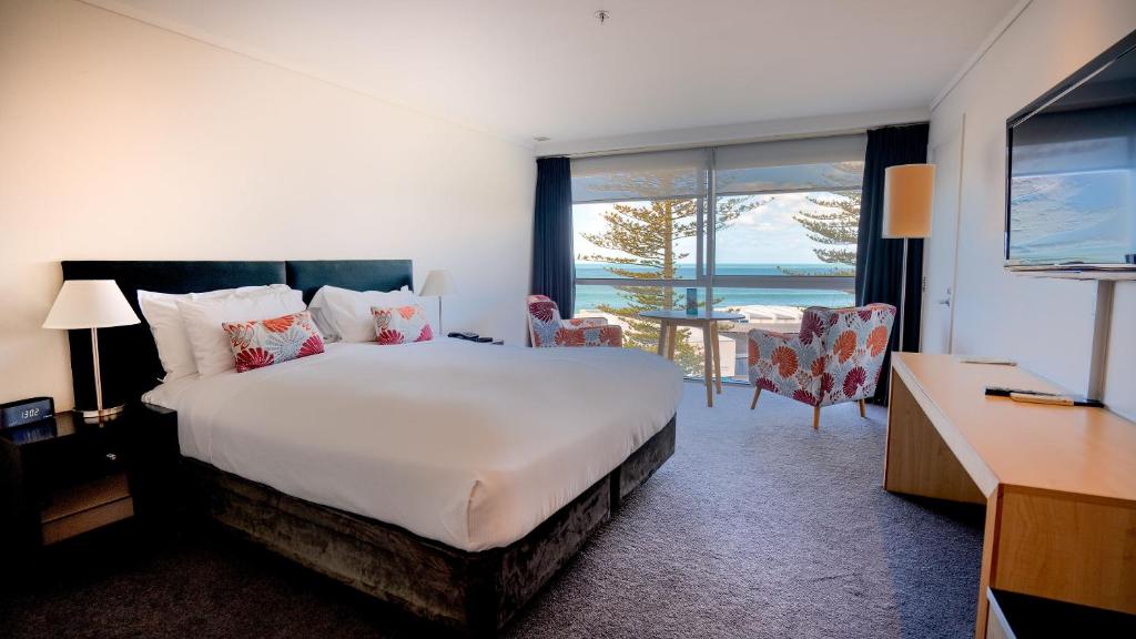 Pacific, King Bed, with View