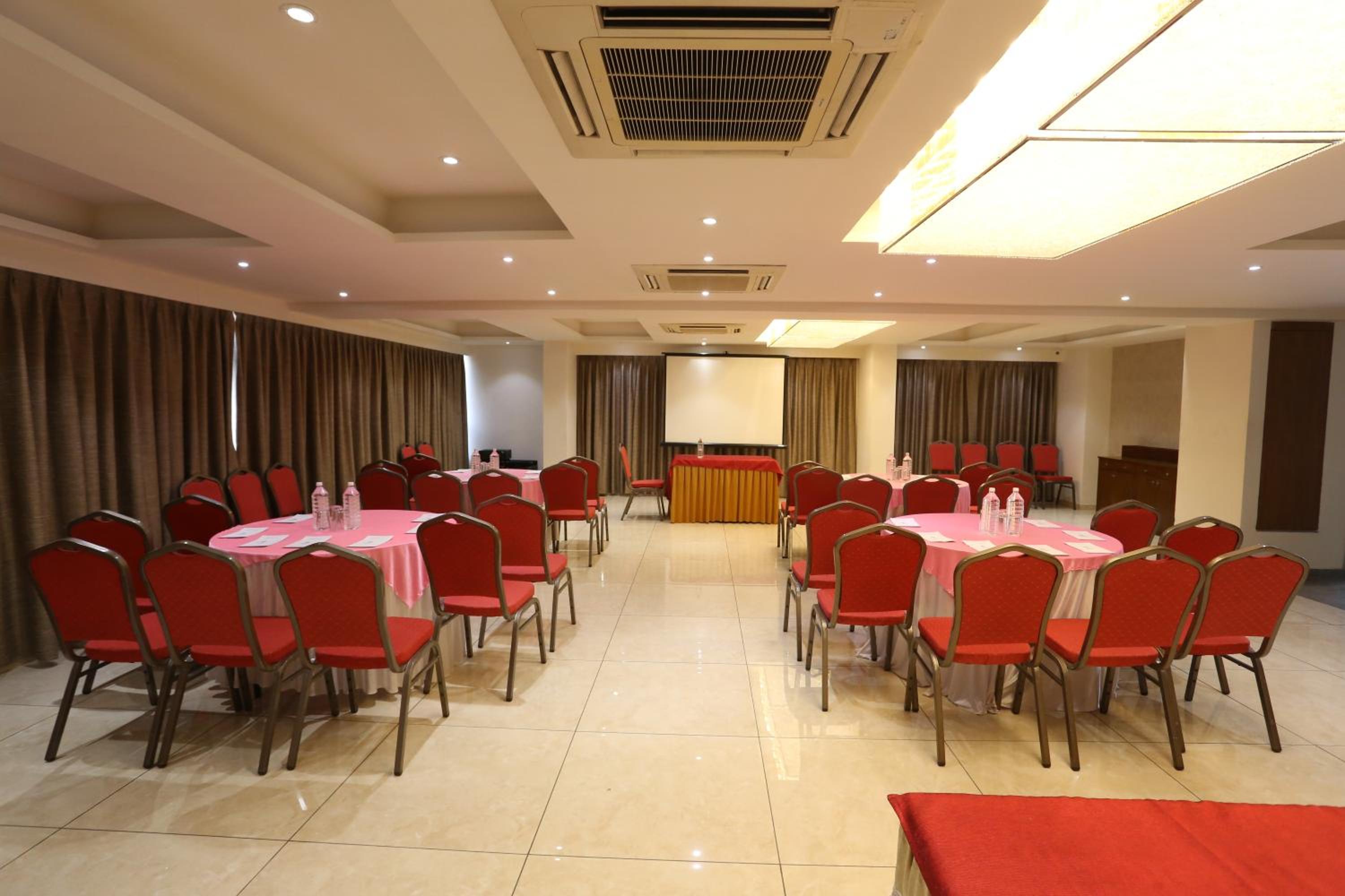 OYO Premium Vastrapur Lake 58/63