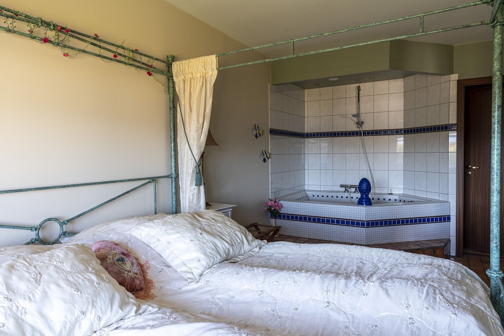 HOTEL KRIUNES 24/83