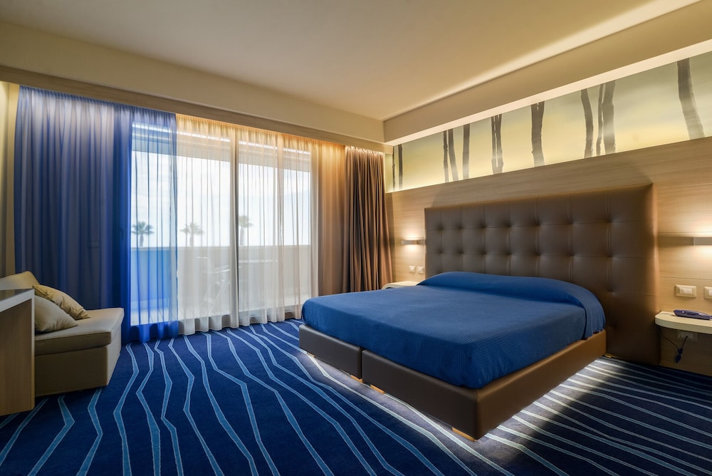 DELUXE, DOUBLE OR TWIN BED, BALCONY