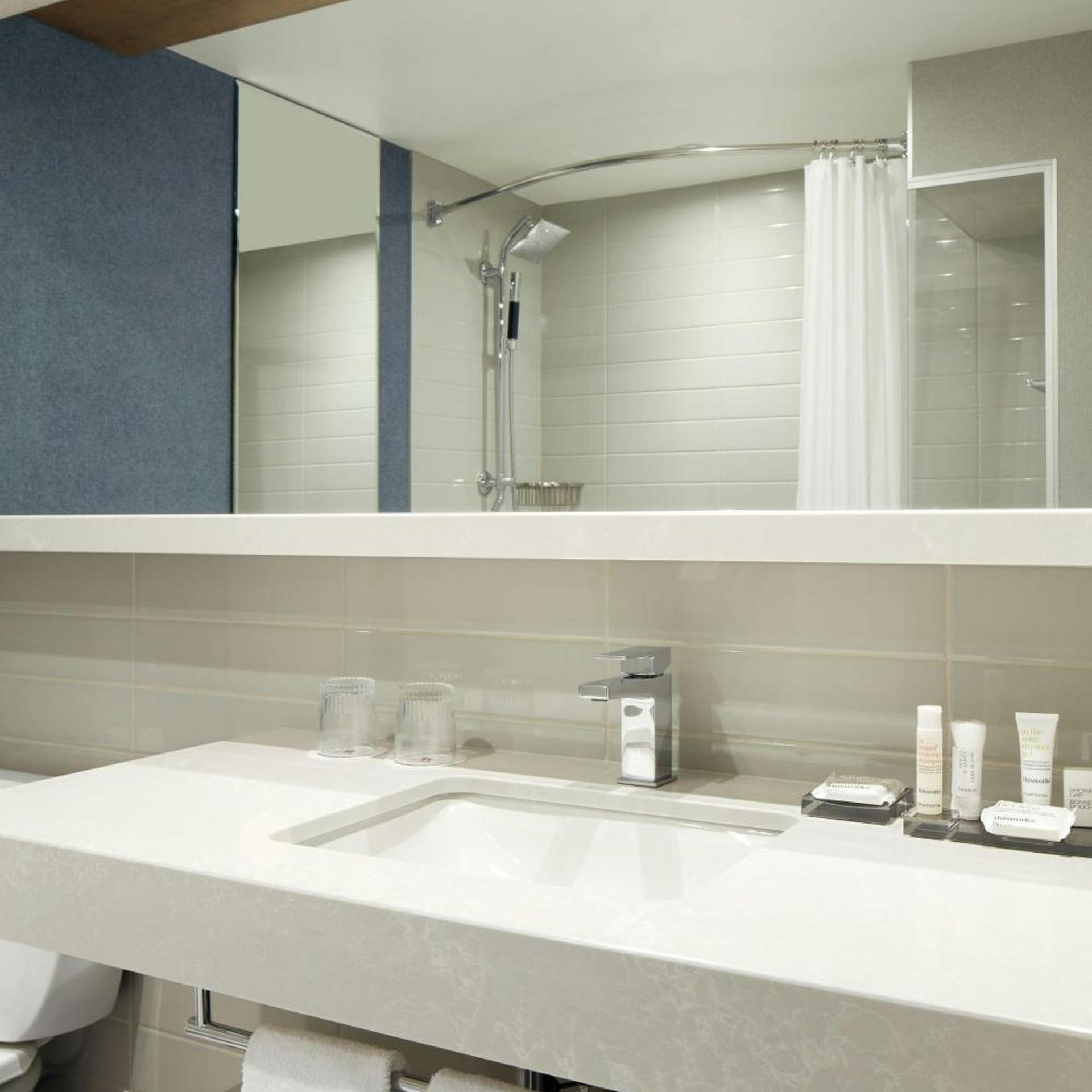 غرفة بسرير كينج وسريرين كوين، Quebec City Marriott Downtown 4/7