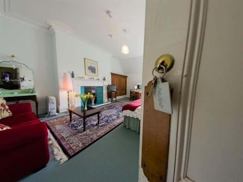 Lisle Combe 4/50