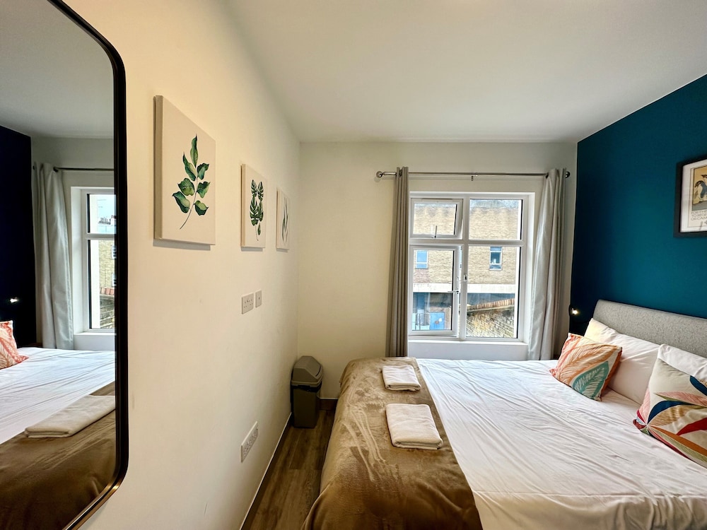 ROOM, DOUBLE BED