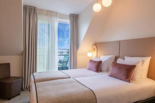 Guest Room, Balcony