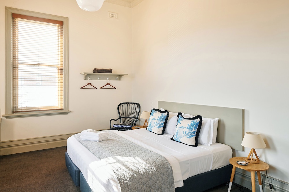 HEALESVILLE HOTEL 14/50