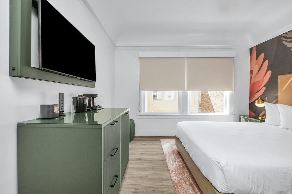 ROOM, QUEEN BED, ACCESSIBLE