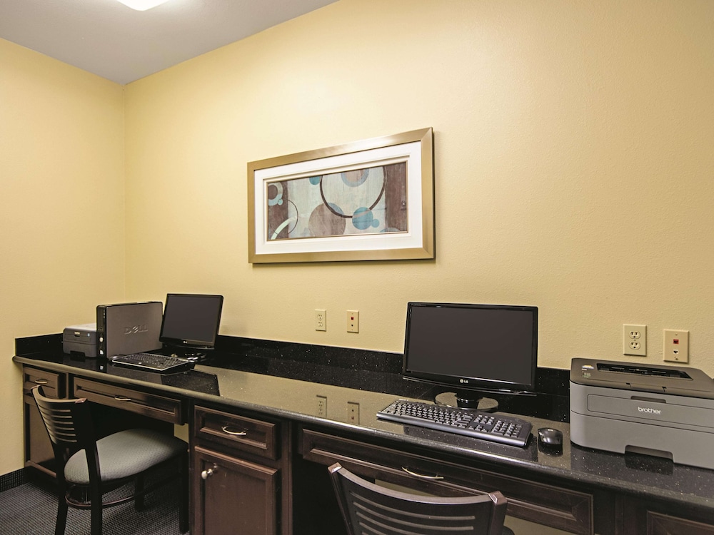 La Quinta Inn & Suites by Wyndham Houston New Caney 32/35