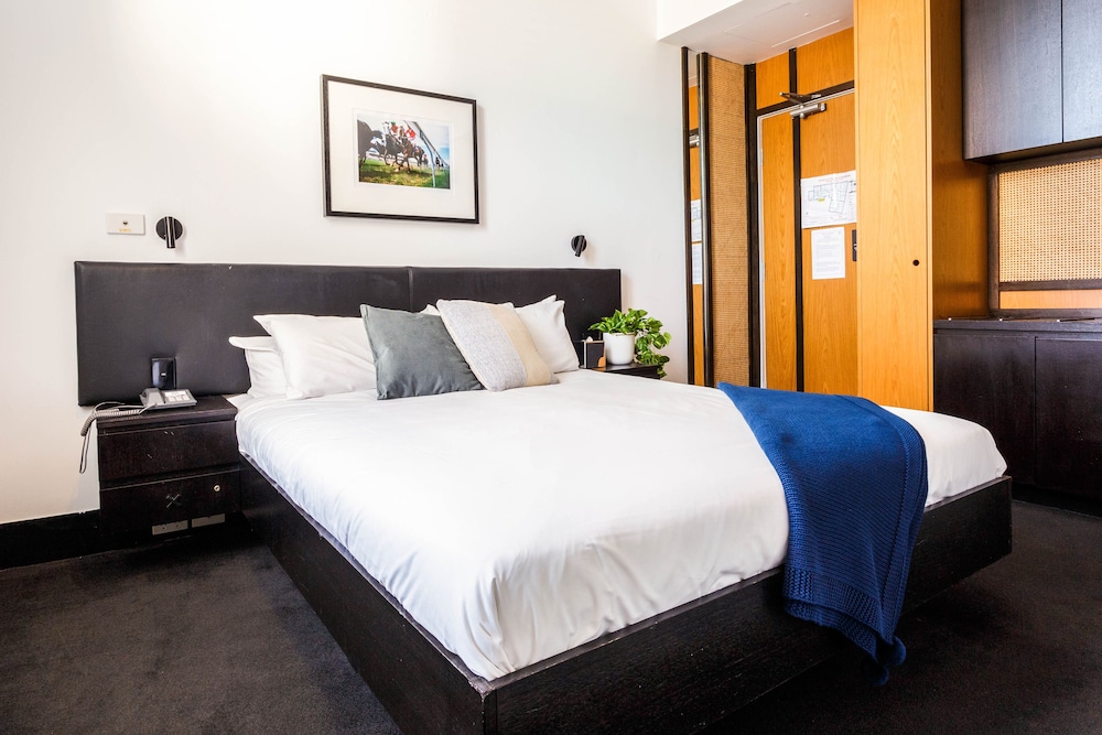 Middle Park Hotel 14/63