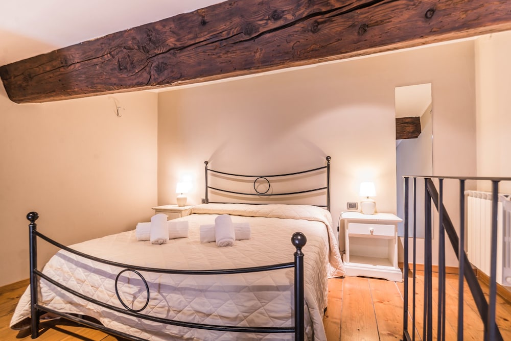A Few Steps to The Duomo Upscale 2BD Apt 8/24
