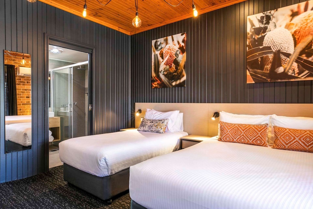 Macquarie Inn 24/66