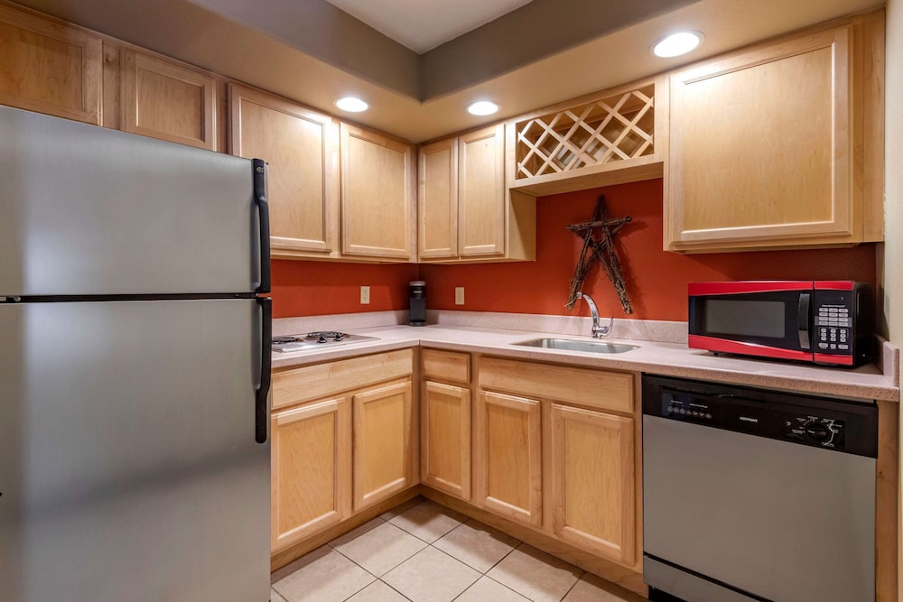 Mountain Edge Suites at Sunapee, an Ascend Collection Hotel 10/69