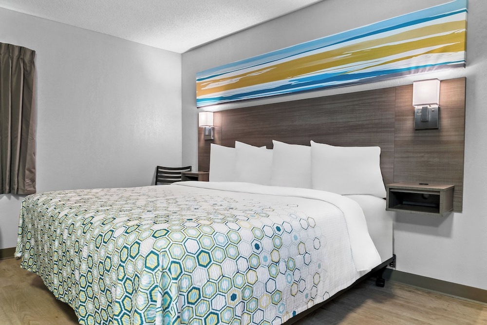 Studio, King Bed, Accessible