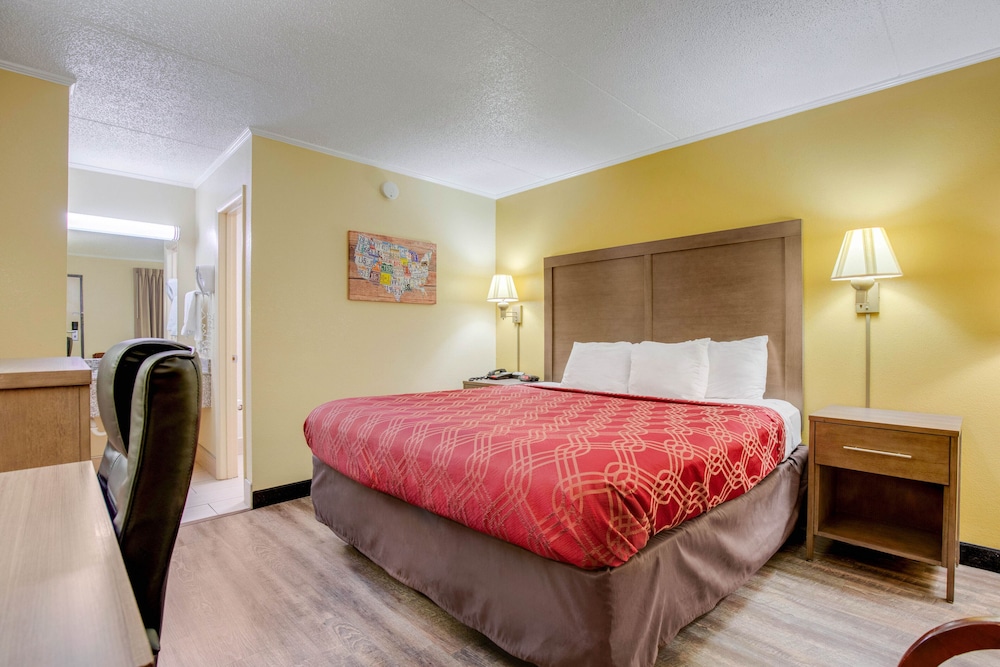 Econo Lodge Lenoir City 24/33