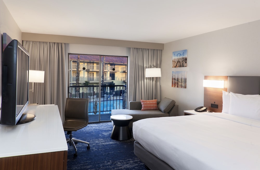 Room, 2 Queen Beds, Pool View