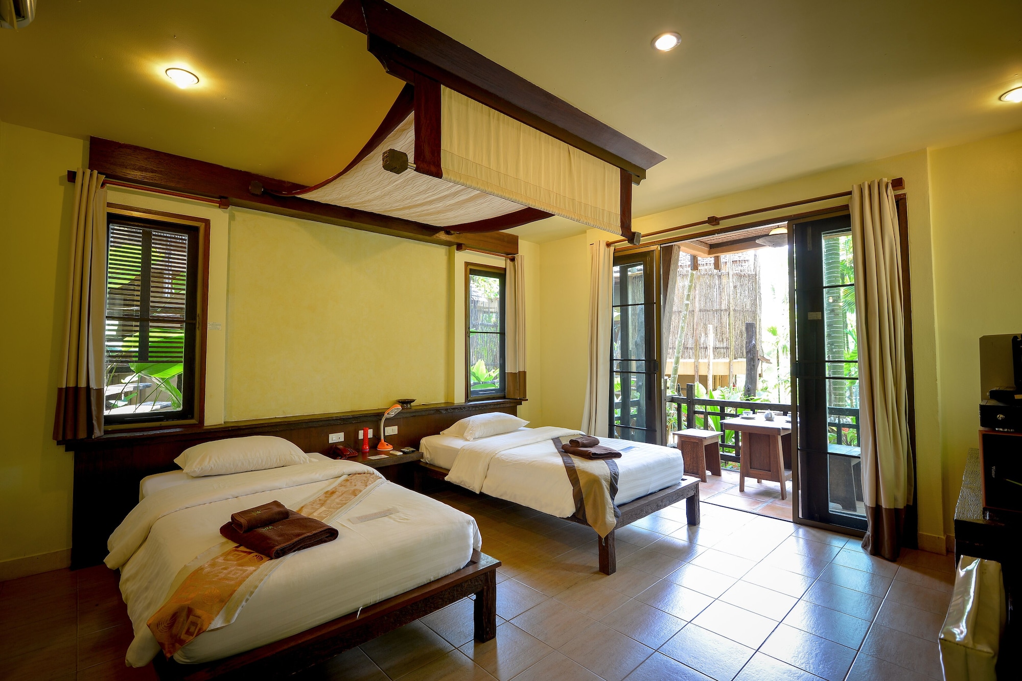 HILL, COTTAGE, TWIN BEDS