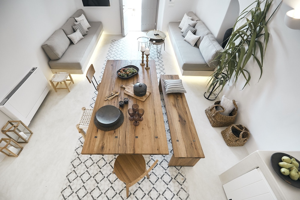 White And Co. La Torre Suites 35/50